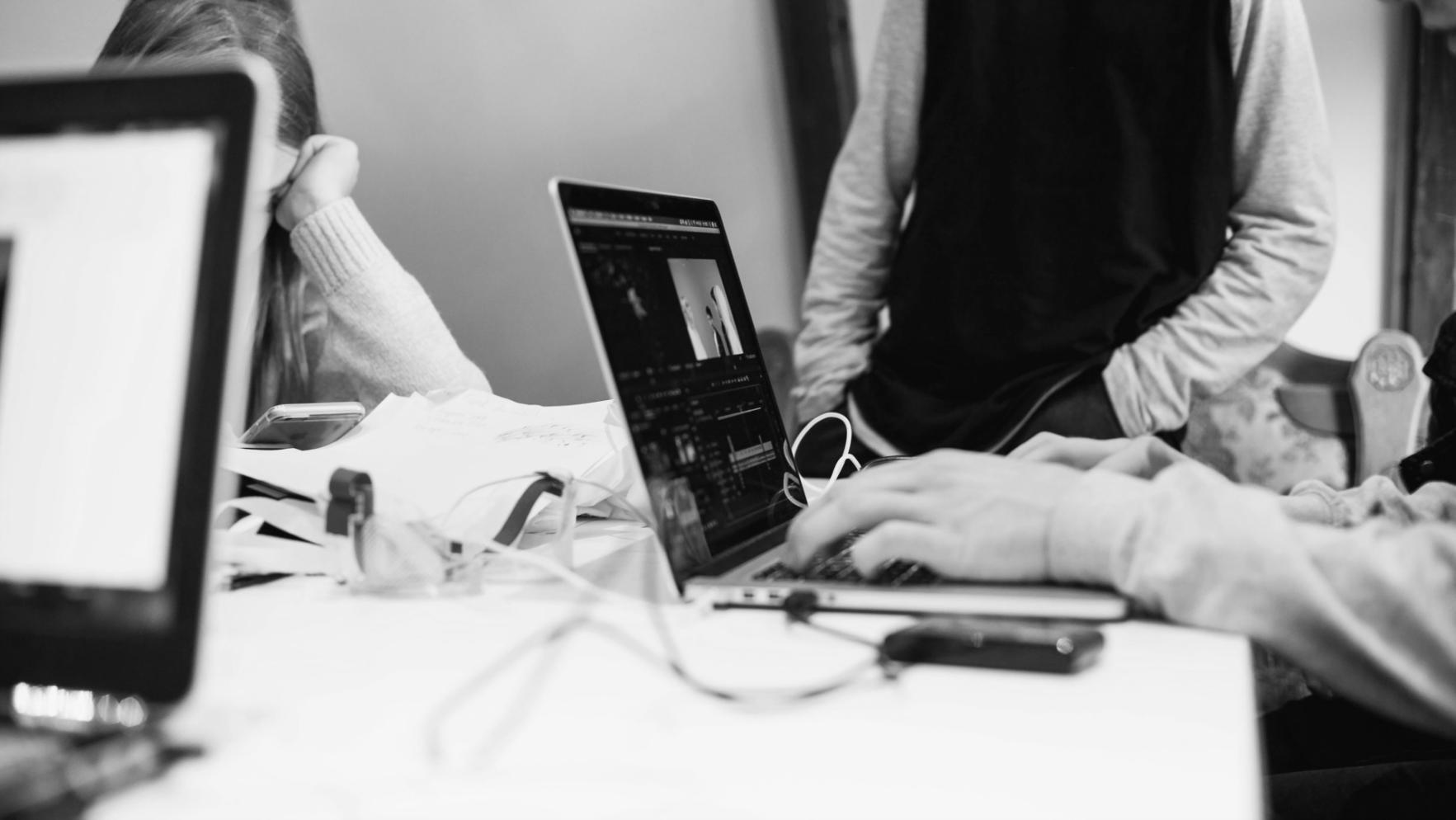 Profesional analizando datos financieros en pantalla moderna
